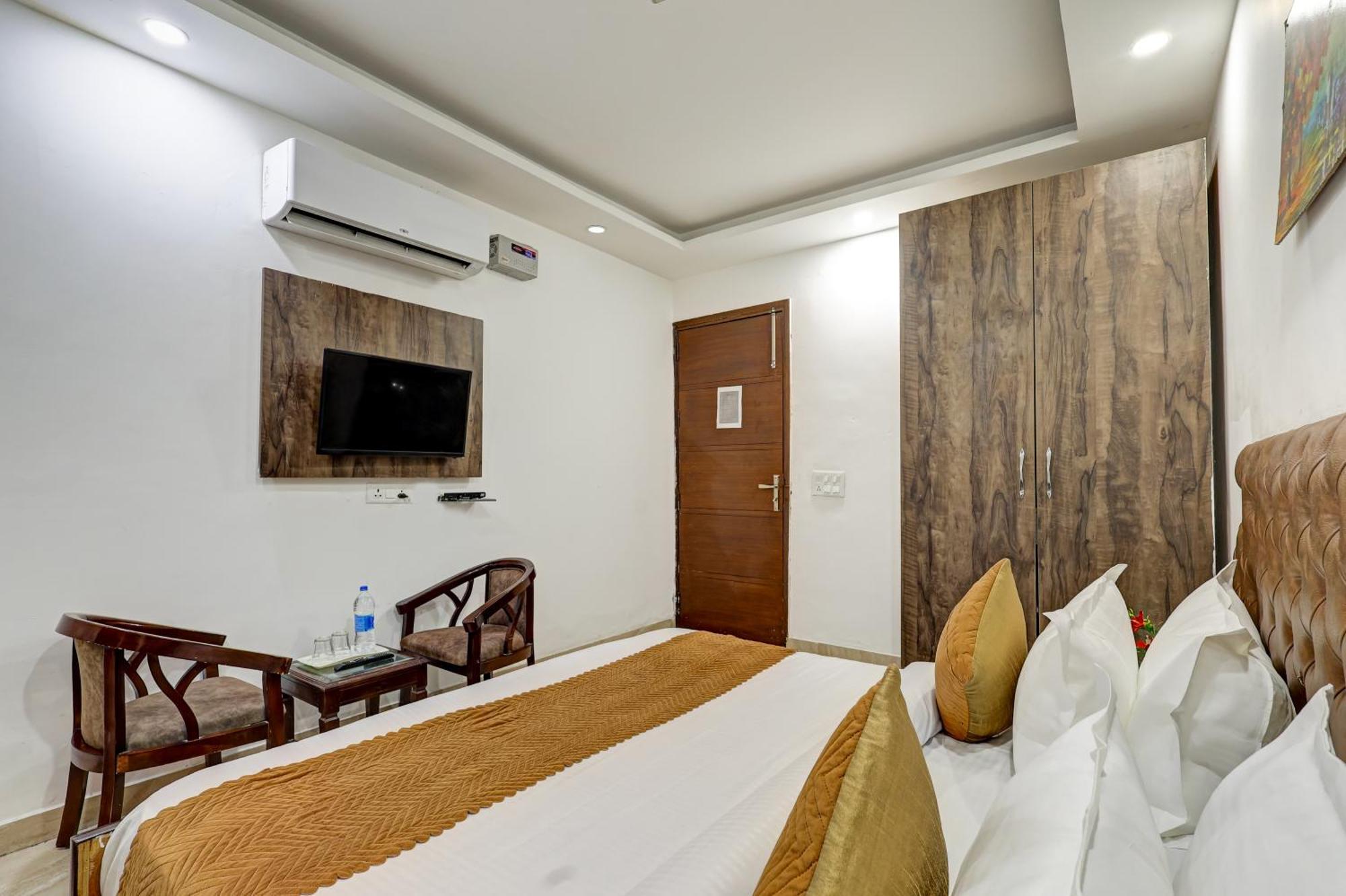 Hotel Aron By The Premium Villa Нью-Дели Экстерьер фото